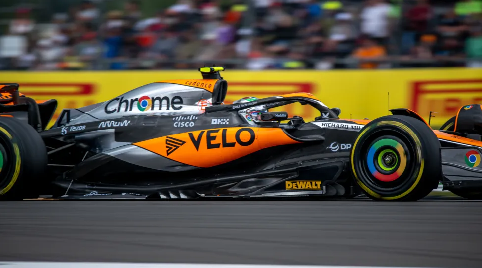 红牛车队绝杀迈凯伦，诺里斯点燃赛场