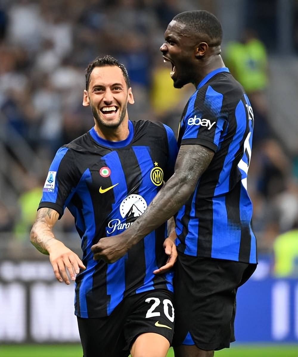 佛罗伦萨队球迷齐聚球场为队伍加油