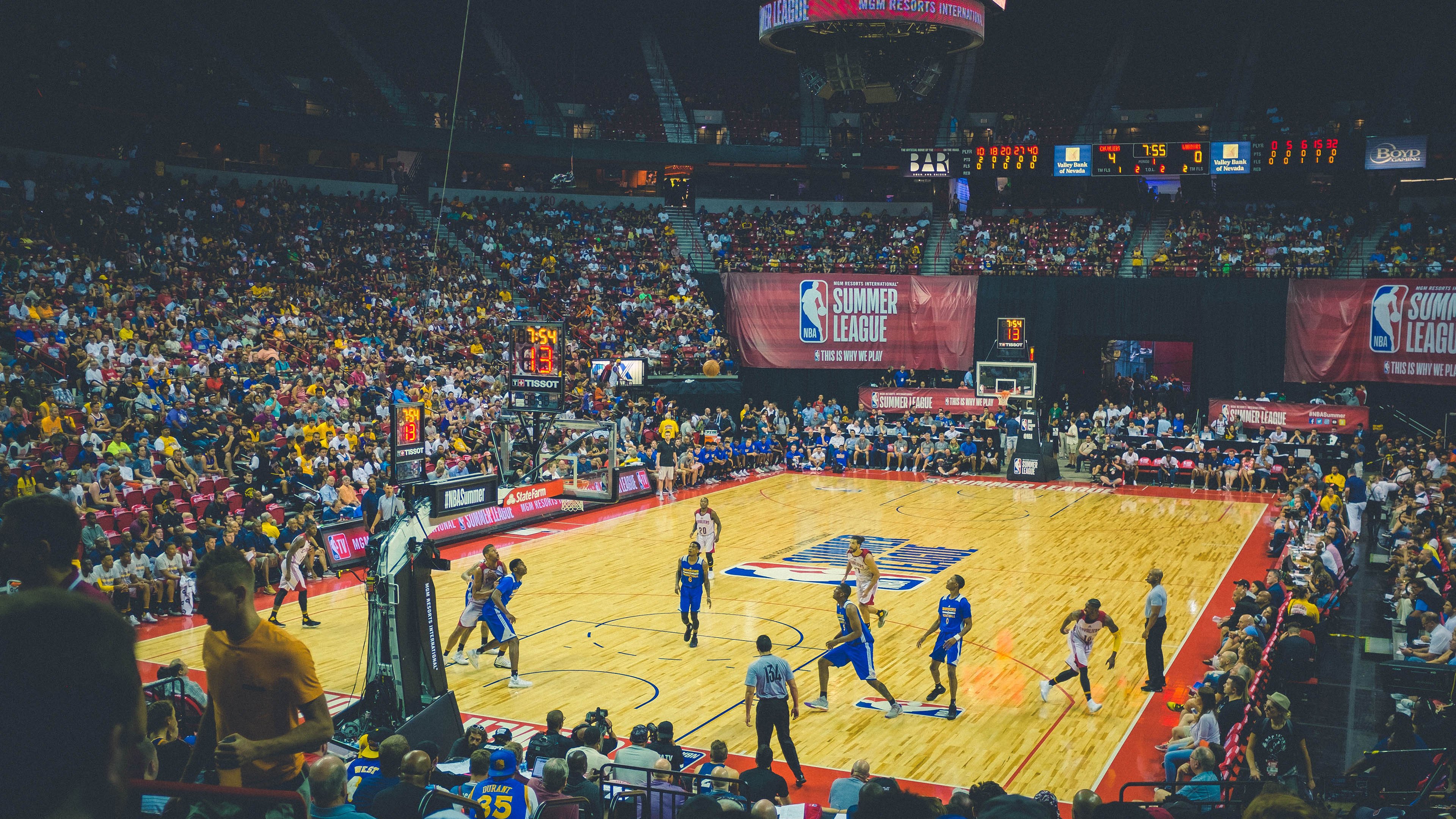 狼群噬黄蜂,大帝执棋局,恩比德如何一手掌控比赛走势