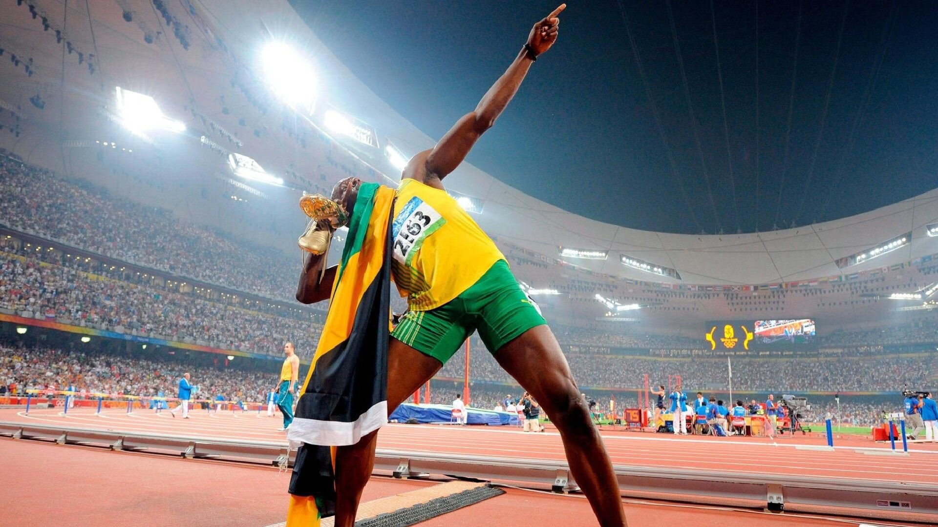 本泽马接管F1街道赛，一场苏格兰血拼安哥拉的跨界狂想